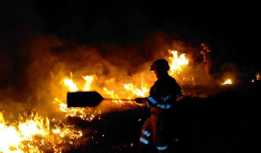 Un centenar de incendios azotan el norte de España