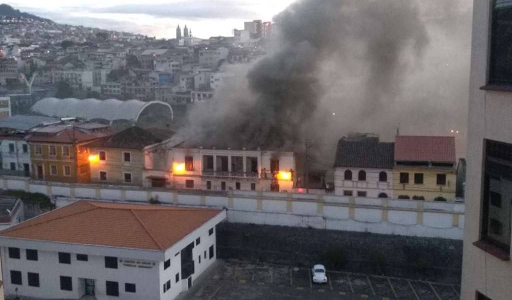 Incendio afecta edificio de 4 pisos en La Recoleta (Quito)