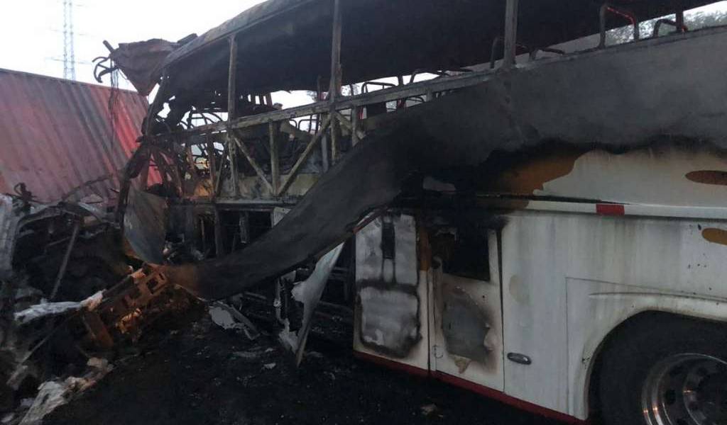 7 muertos en choque e incendio de tres vehículos en vía Quevedo-Santo Domingo