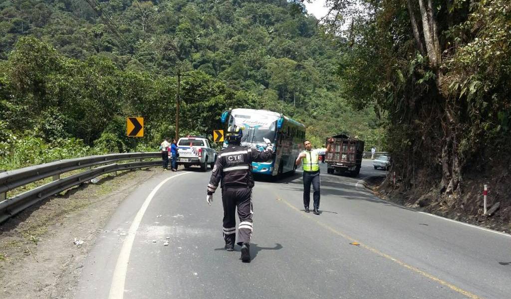 Accidente de tránsito en vía Alóag-Santo Domingo provoca 2 muertos