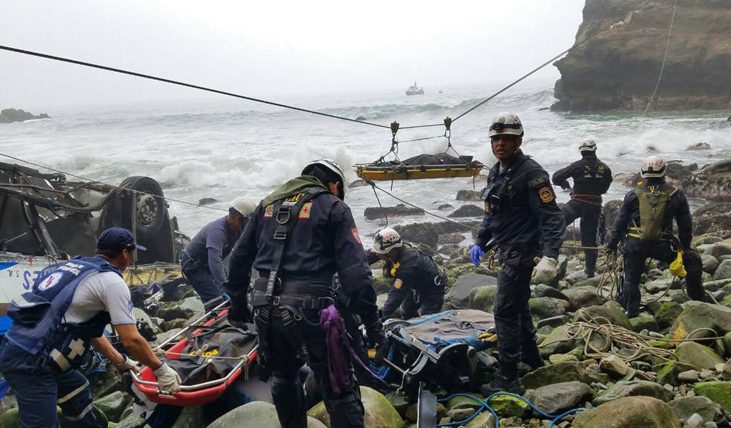 Apremiante búsqueda de cuerpos tras accidente que dejó 50 muertos en Perú