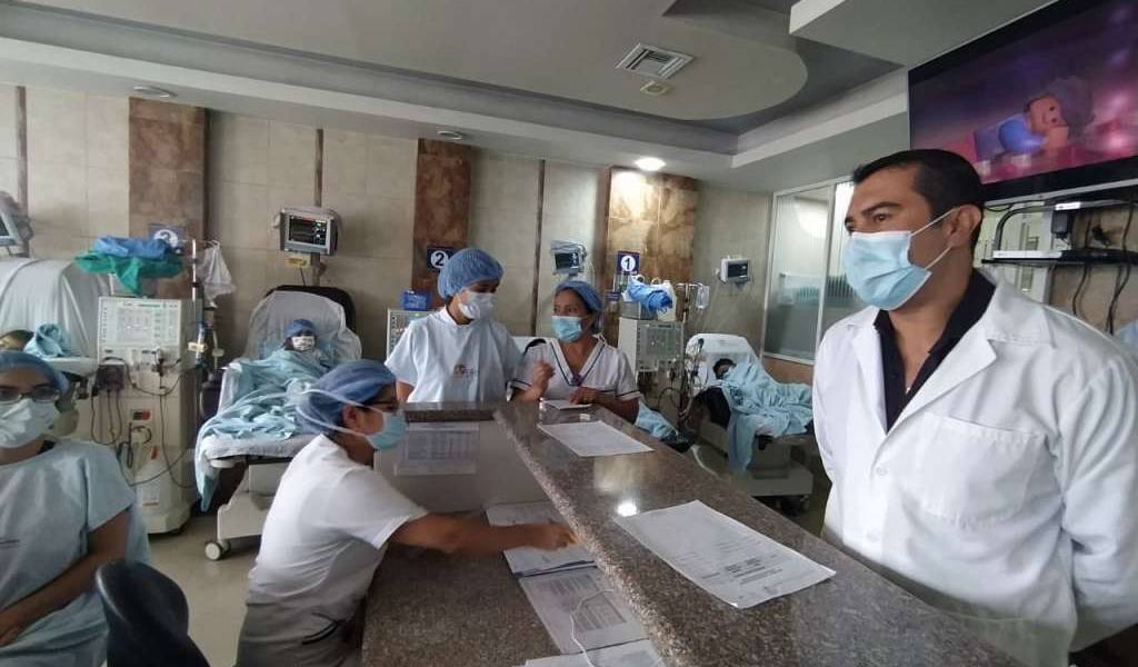 Sistema de salud en Ecuador presenta bajas por atender la emergencia sanitaria