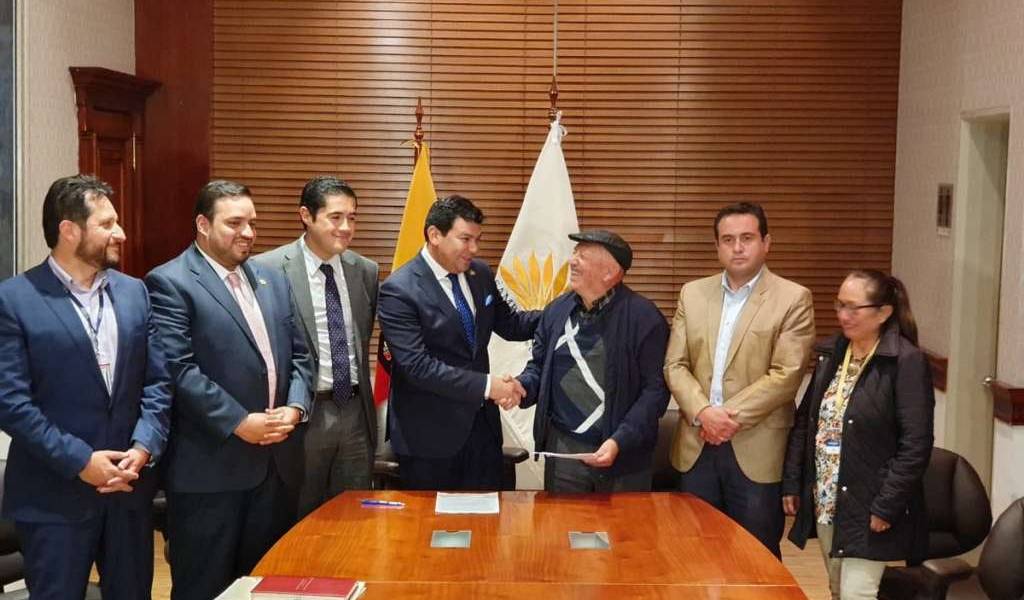 Maestros jubilados levantan huelga de hambre