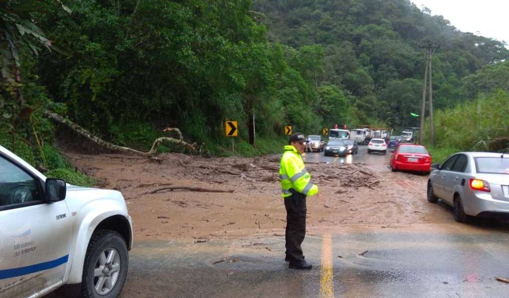 Vía Alóag - Santo Domingo permanece cerrada por un deslizamiento de tierra