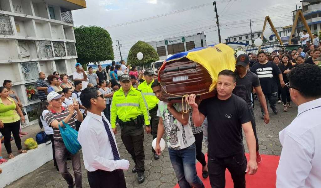 Familias sepultan a Óscar y Katty con reclamos de justicia