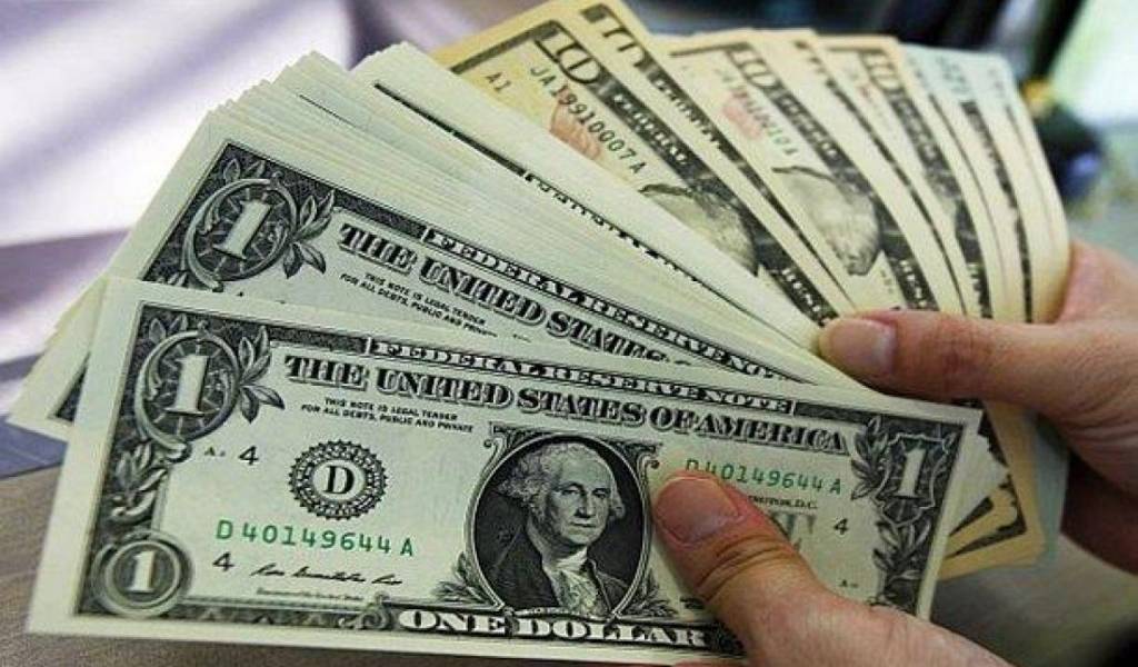 El Gobierno fija salario básico de Ecuador en 366 dólares