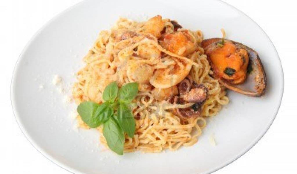 ¿Sabe mejor la comida servida en platos blancos y redondos?