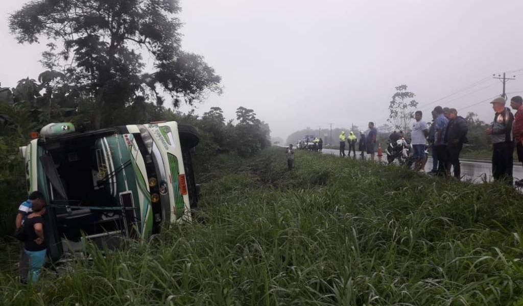 3 heridos tras volcamiento de bus en Bucay