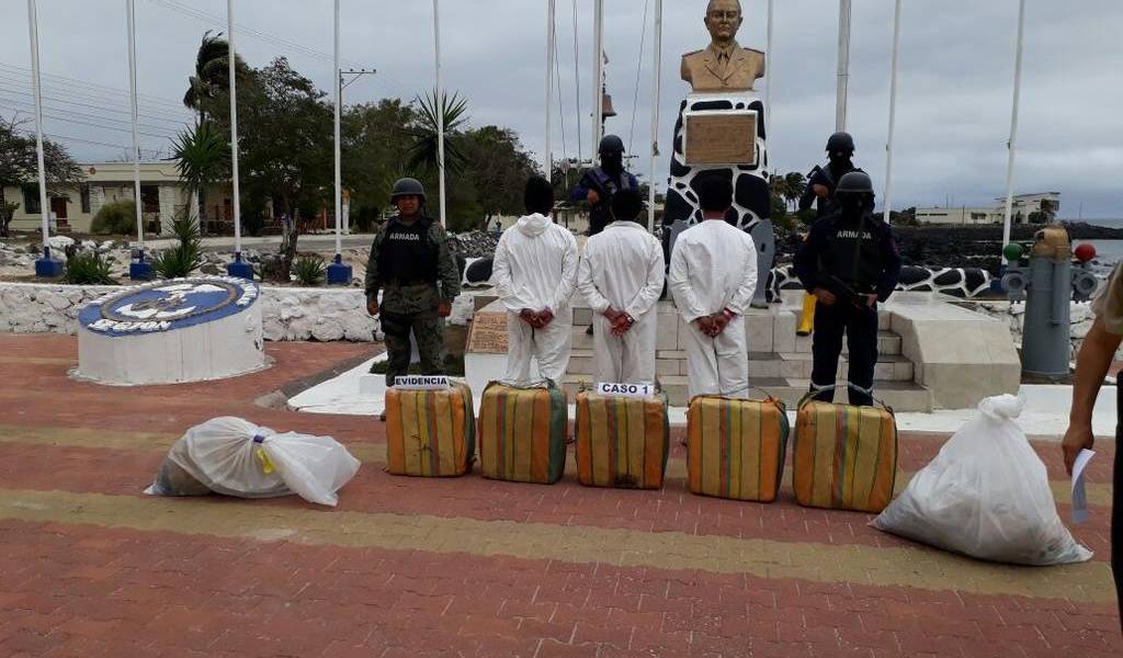 Detienen a 3 personas con cerca de media tonelada de droga en Galápagos