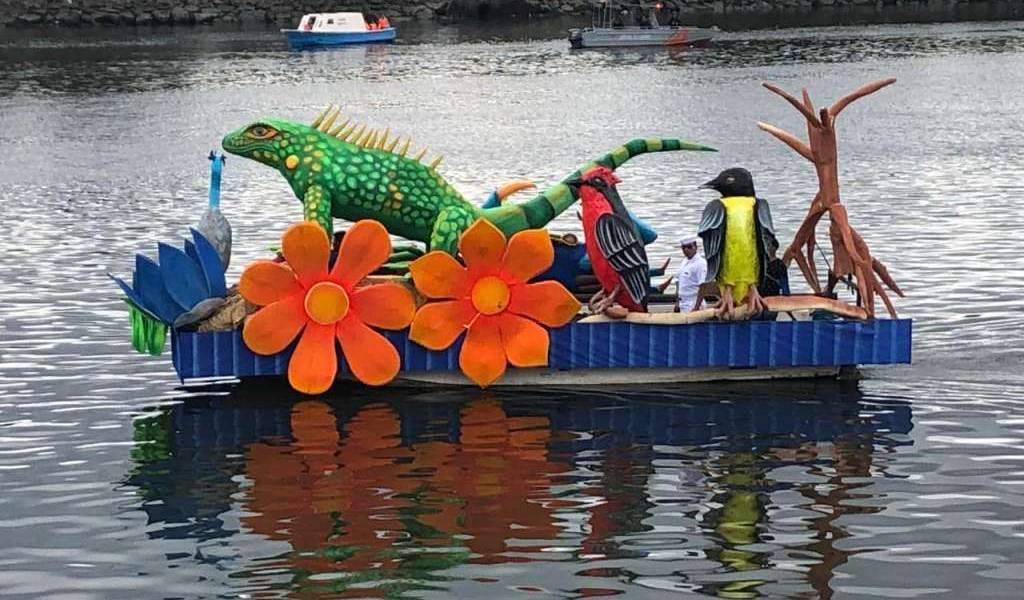 Desfile náutico por carnaval en la isla Trinitaria de Guayaquil