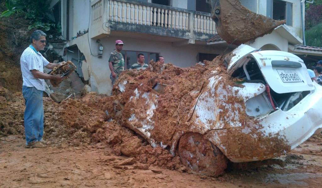 Deslave destruye parte de una casa y un auto en El Oro