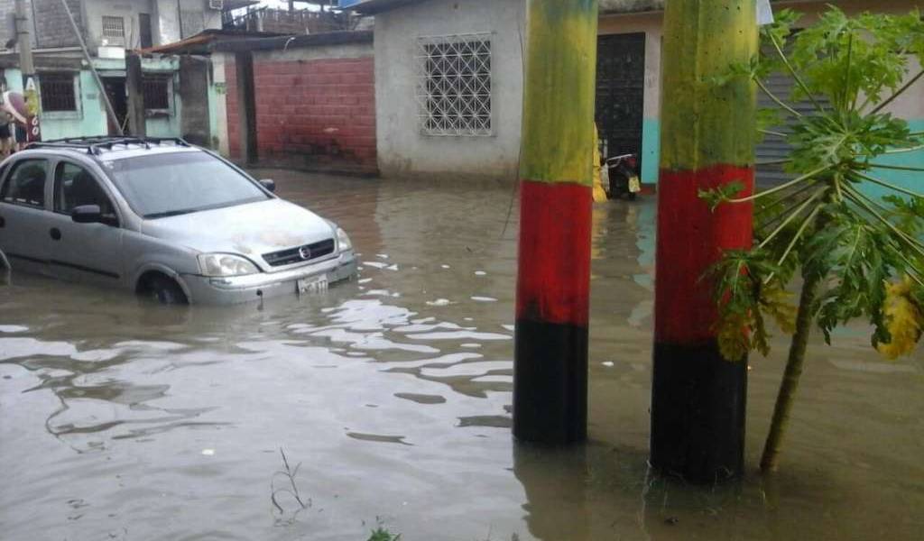 Inundaciones afectan 3 sectores suburbanos de Durán