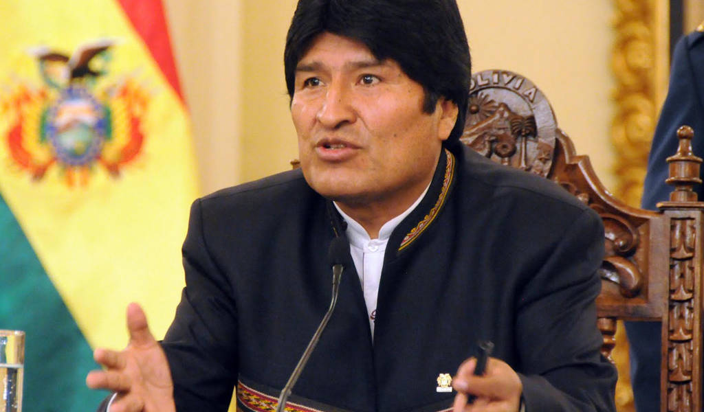 Correa defiende a Morales ante denuncias de tráfico de influencias