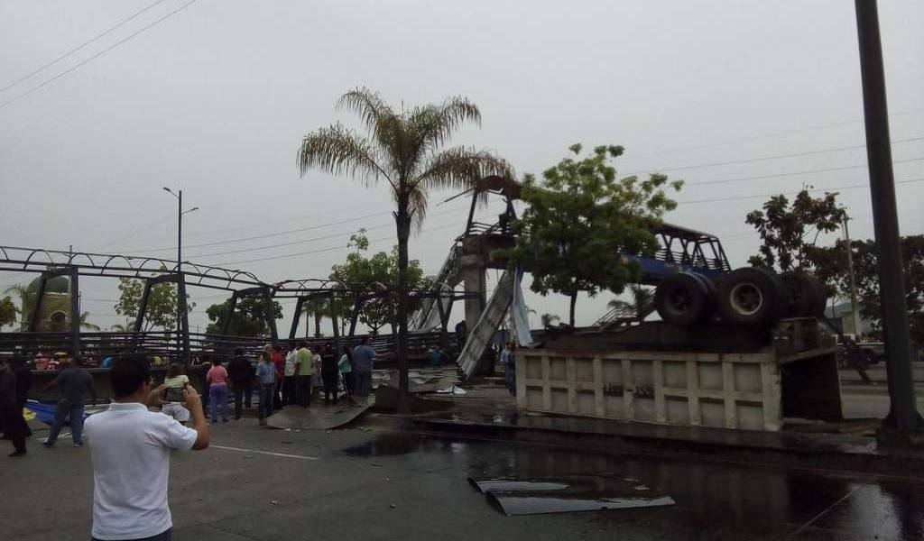 Choque de tráiler causa el colapso parcial de un paso peatonal en Guayaquil