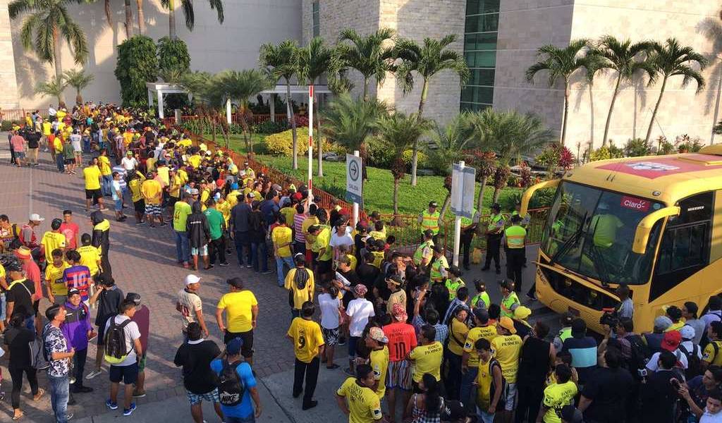 Aficionados se congregan en aeropuerto de Guayaquil para recibir a Barcelona