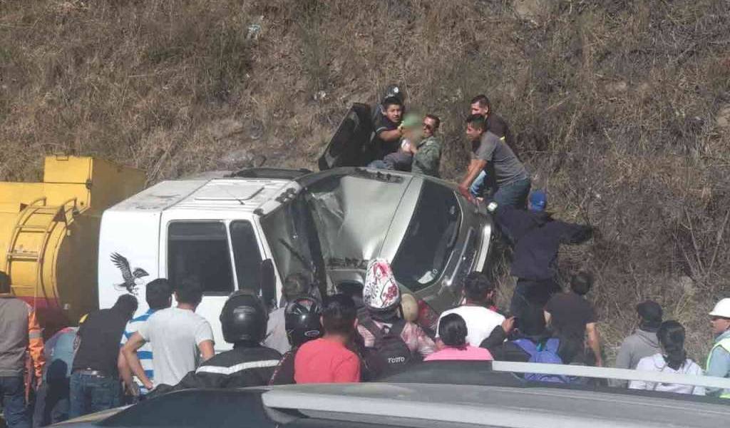 1 mujer fallecida y 1 menor herido en choque en Quito