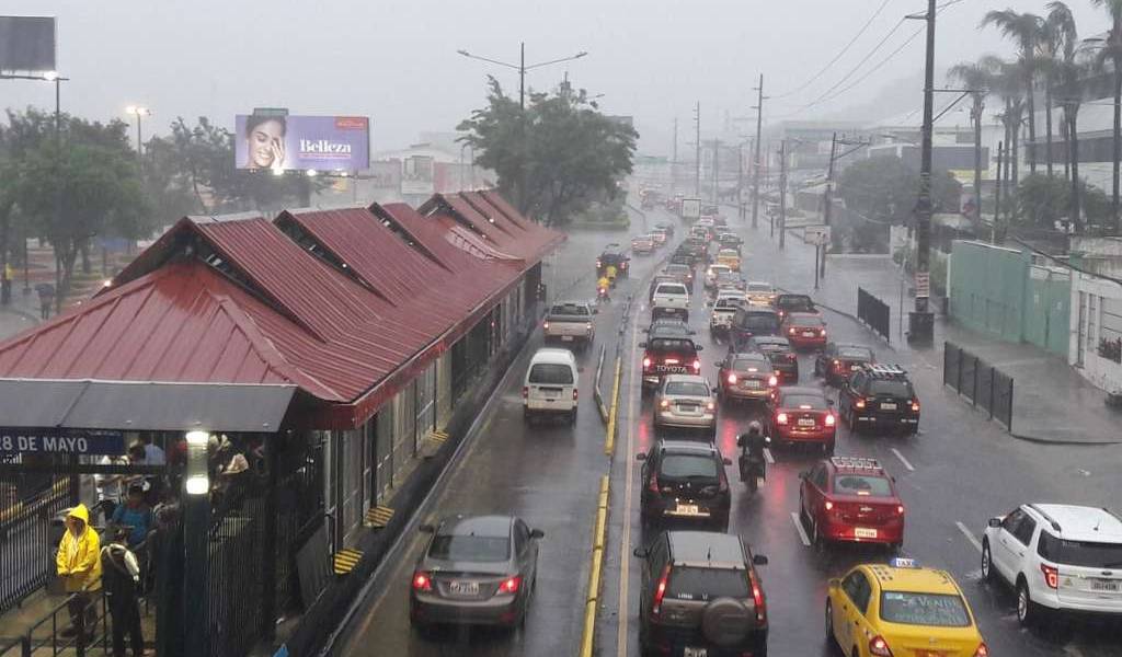30 litros de agua por metro cuadrado cayeron en zona del aeropuerto de Guayaquil