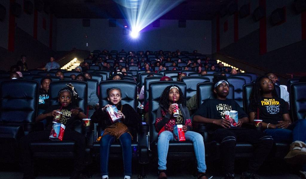 Estrellas y educadores llevan a niños a ver “Black Panther”