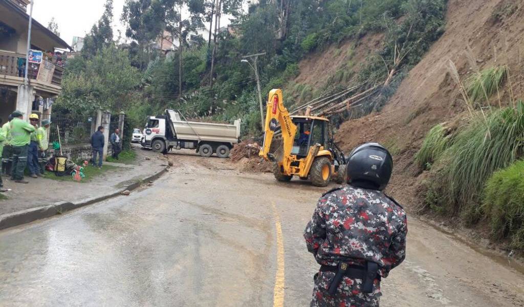 Varios deslizamientos de tierra obstaculizan la vía a Sinincay, en Cuenca