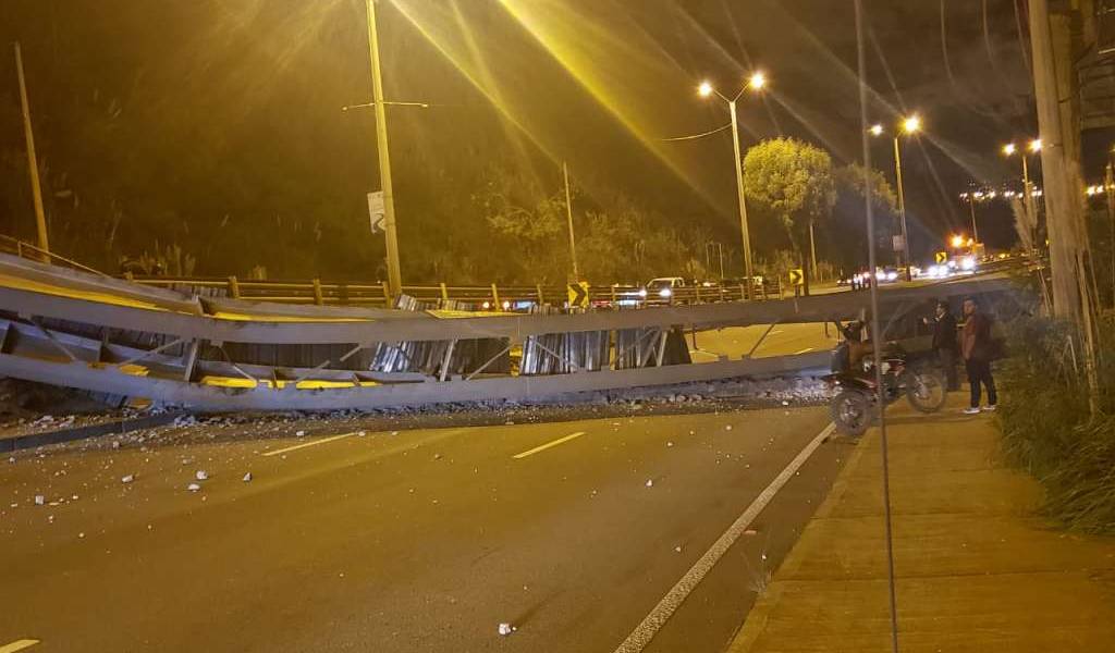 Camión derrumba puente peatonal en vía Cuenca-Azogues