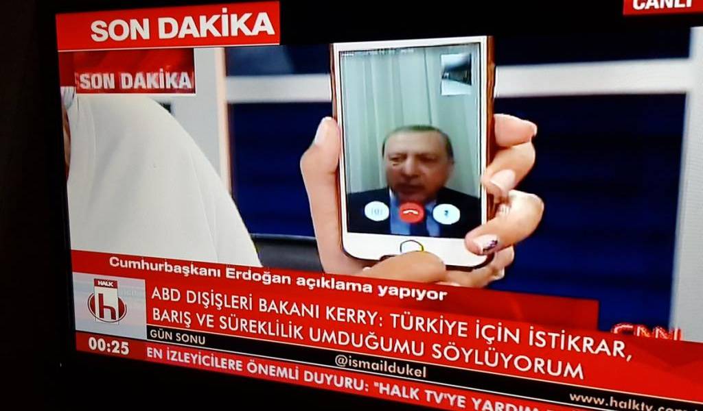 Erdogan hace un llamamiento a la gente a resistir el golpe militar