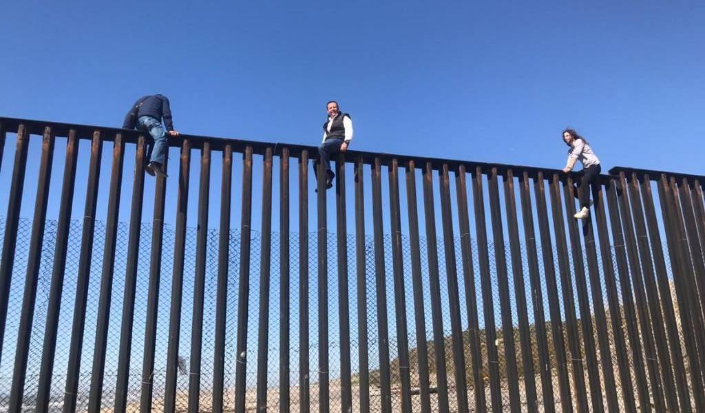 Diputado mexicano escala valla fronteriza con EE.UU. para criticar propuesta del gobierno