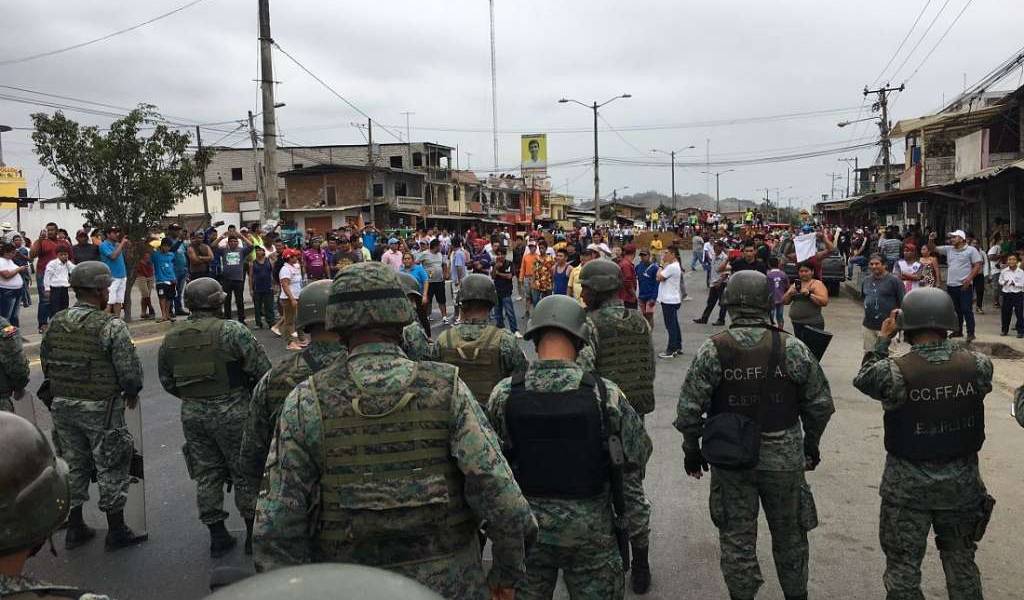 Protestan contra medidas con cierre de vía Daule-Santa Lucía
