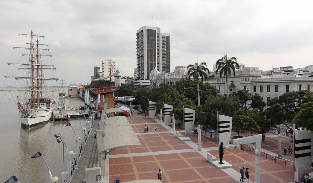 Guayaquil extiende restricciones aunque abre espacios en malecones