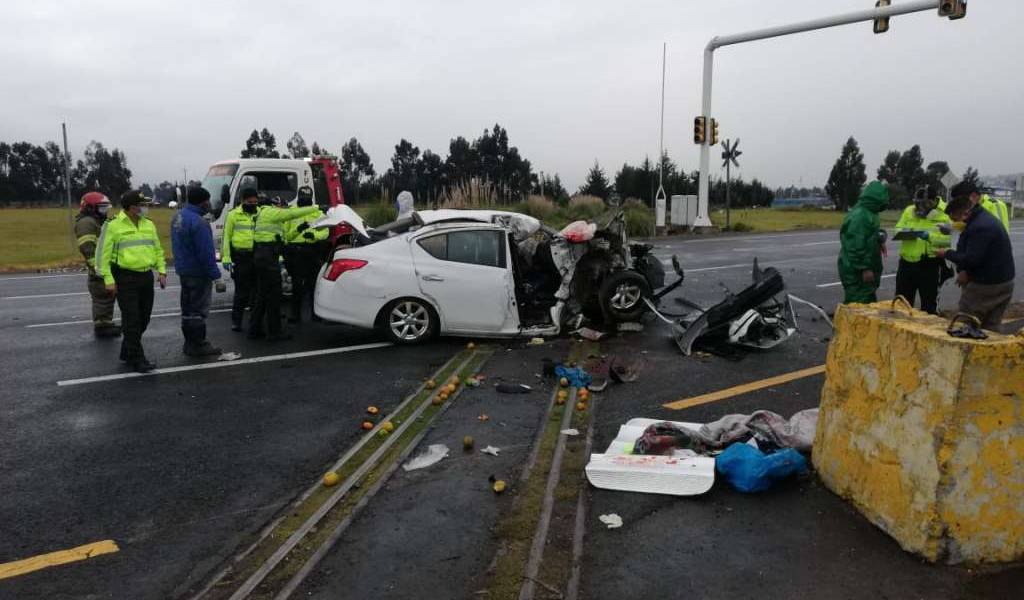 Policía y niña mueren tras accidente en Cotopaxi