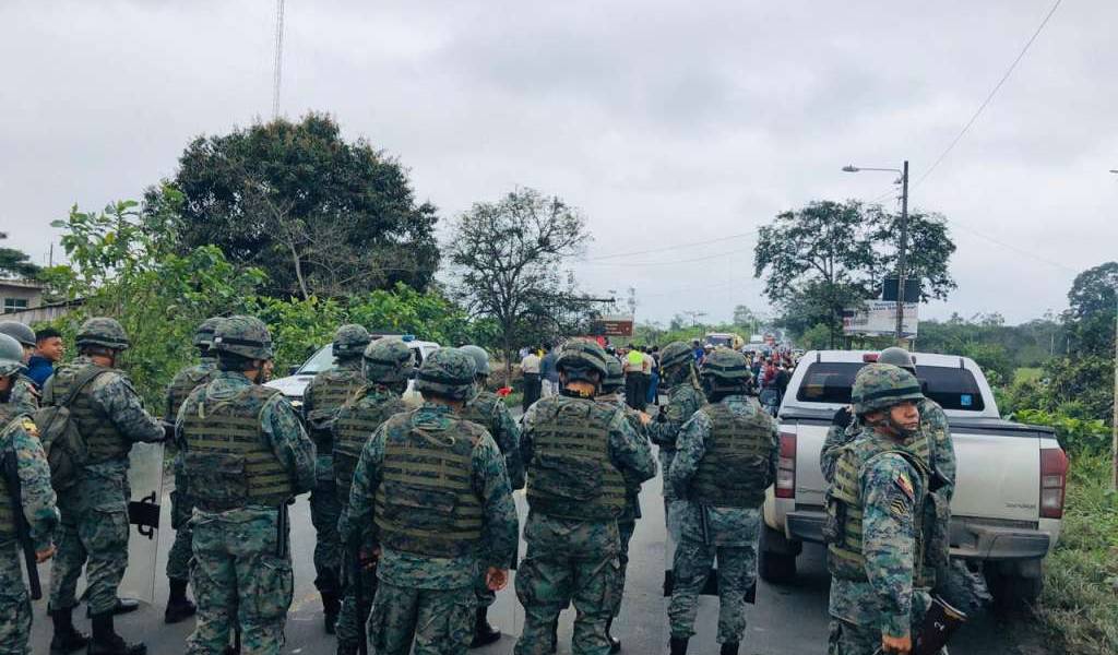 General crítico de Correa, al frente de las FF.AA.