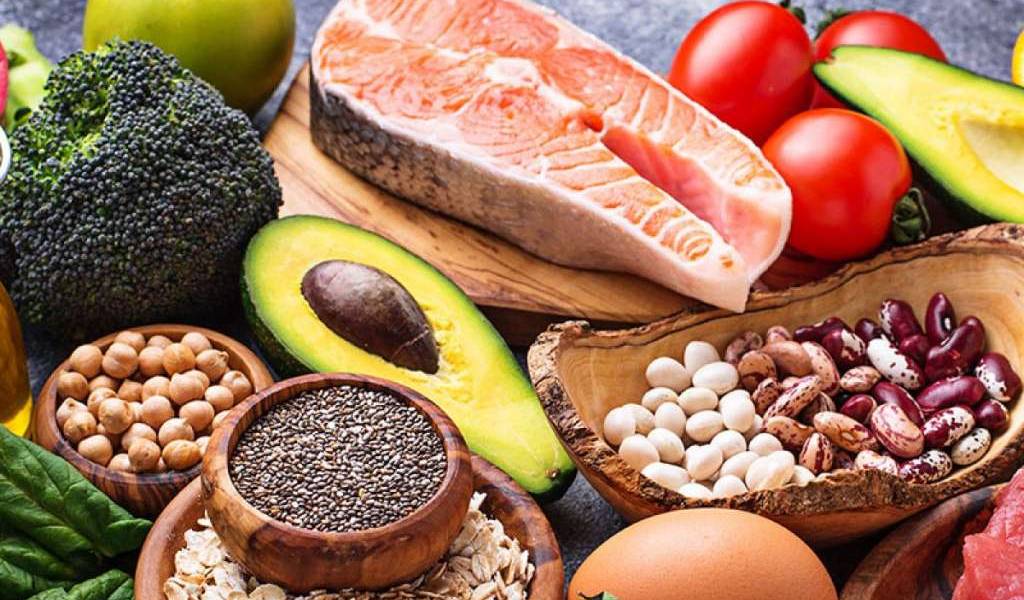 Los alimentos que debe consumir diariamente un hombre