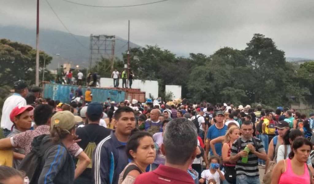 Venezolanos rompen bloqueo en frontera con Colombia