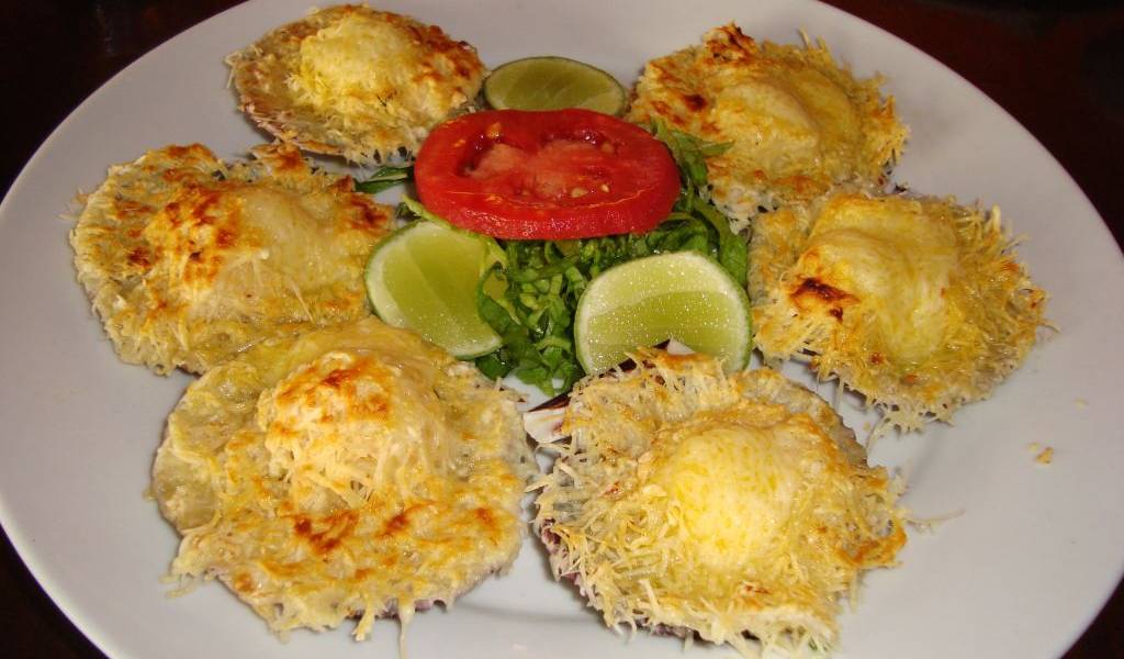 ¿Sabe mejor la comida servida en platos blancos y redondos?