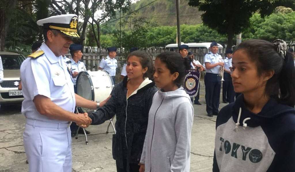 Cientos de mujeres acuden al llamado de alistamiento del Ejército de Ecuador