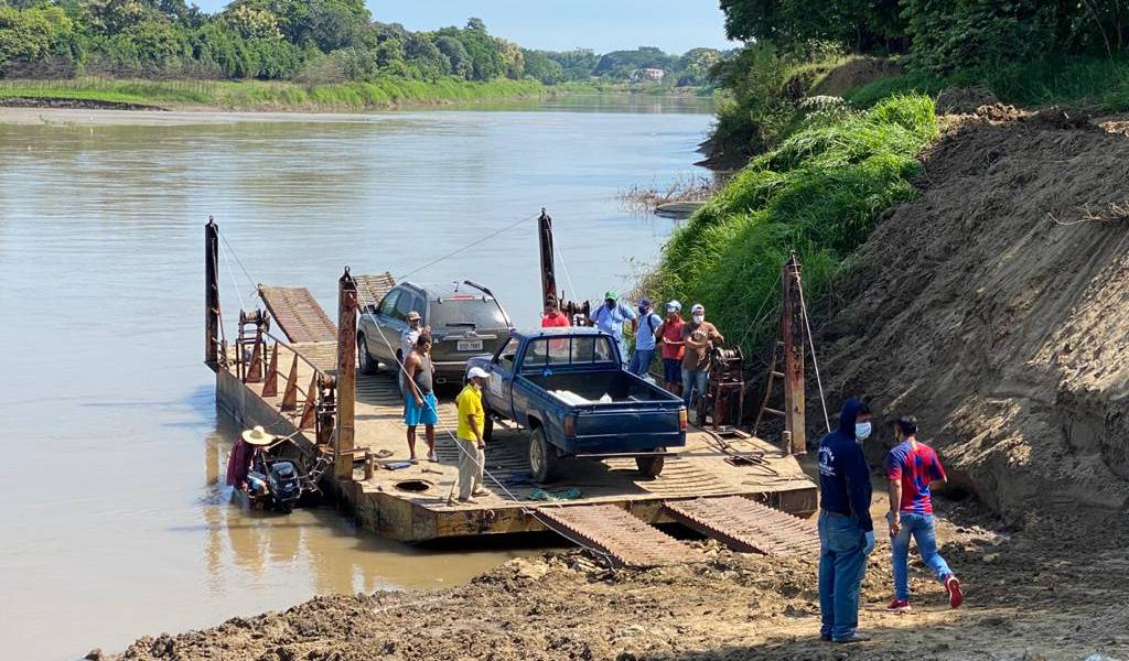 Gabarra traslada vehículos entre Colimes y Balzar ante falta de puente