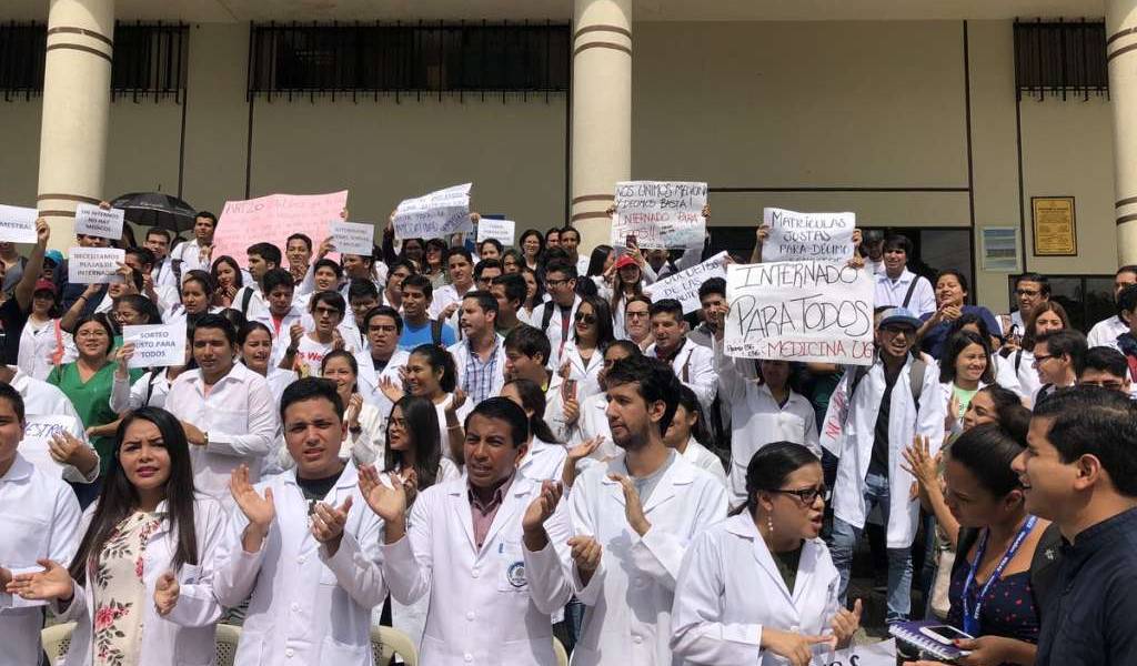 Estudiantes de medicina protestaron en los exteriores de la Universidad de Guayaquil