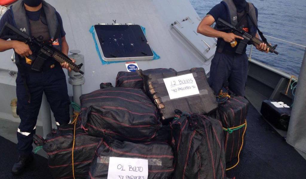 Guardacostas hallan presunto cargamento de cocaína abandonado en el mar