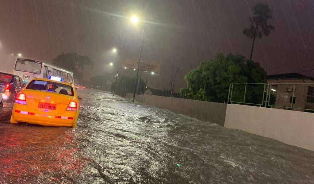 Intensa lluvia registrada en Guayaquil causa estragos