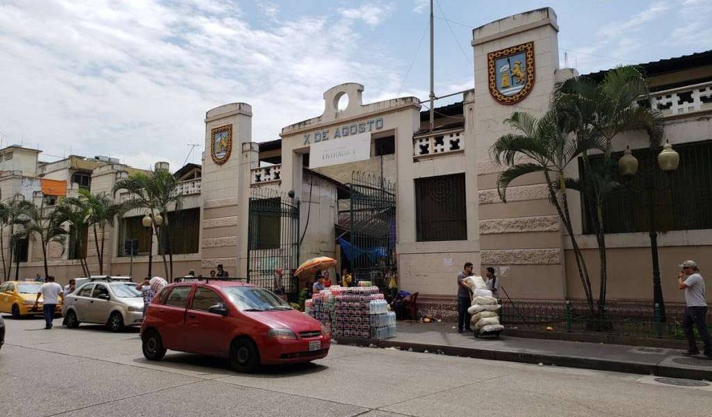 240 comerciantes desalojados de mercado en Guayaquil