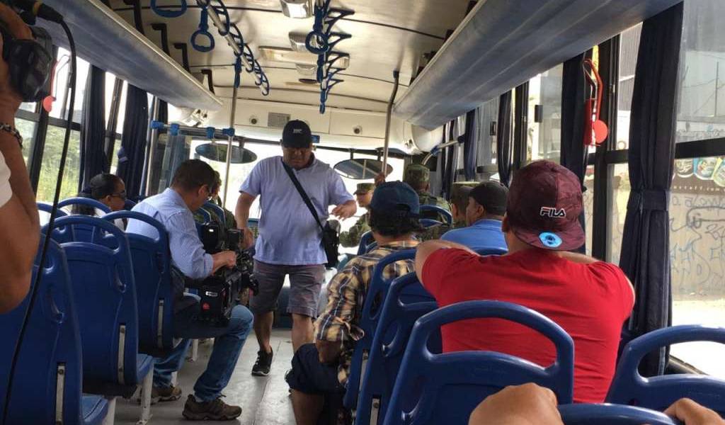 Las FF.AA. dan servicio de transporte público