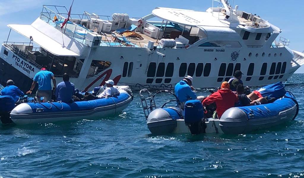 Galápagos: salvan a 26 personas tras hundimiento de barco