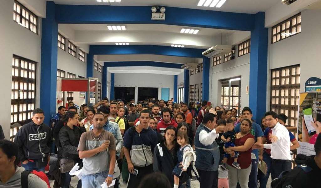 Drama de venezolanos a la espera de entrar a Perú