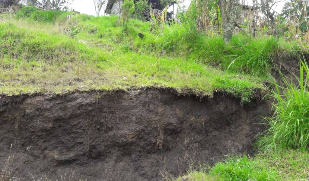 Detectan grietas en el suelo de Gualaceo, provincia de Azuay