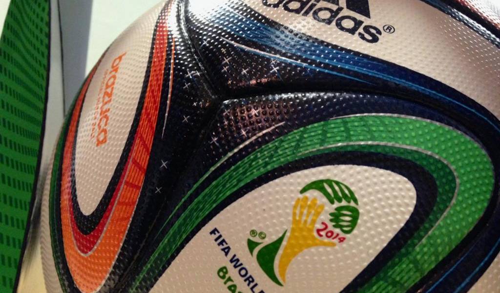 Presentan a "Brazuca", la pelota oficial del Mundial Brasil-2014 en Río de Janeiro