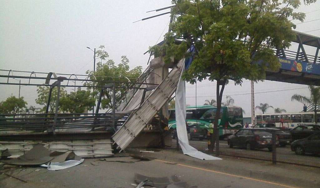 Choque de tráiler causa el colapso parcial de un paso peatonal en Guayaquil
