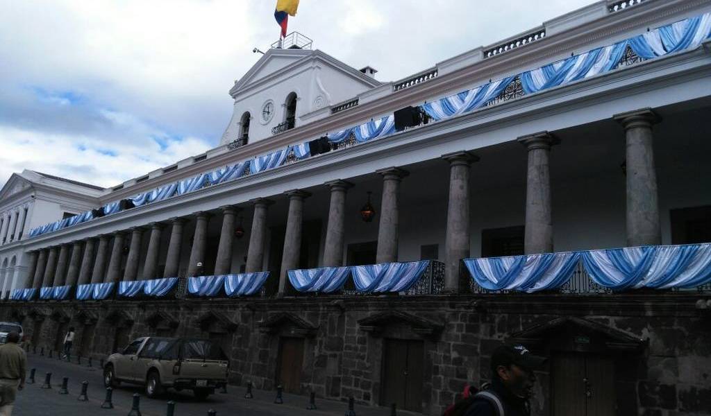 Carondelet, de celeste y blanco en homenaje a Guayaquil