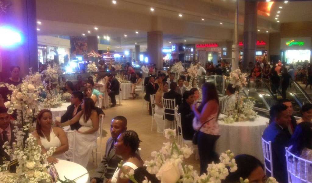 Sonrisas y amor en boda colectiva de 30 parejas en Guayaquil