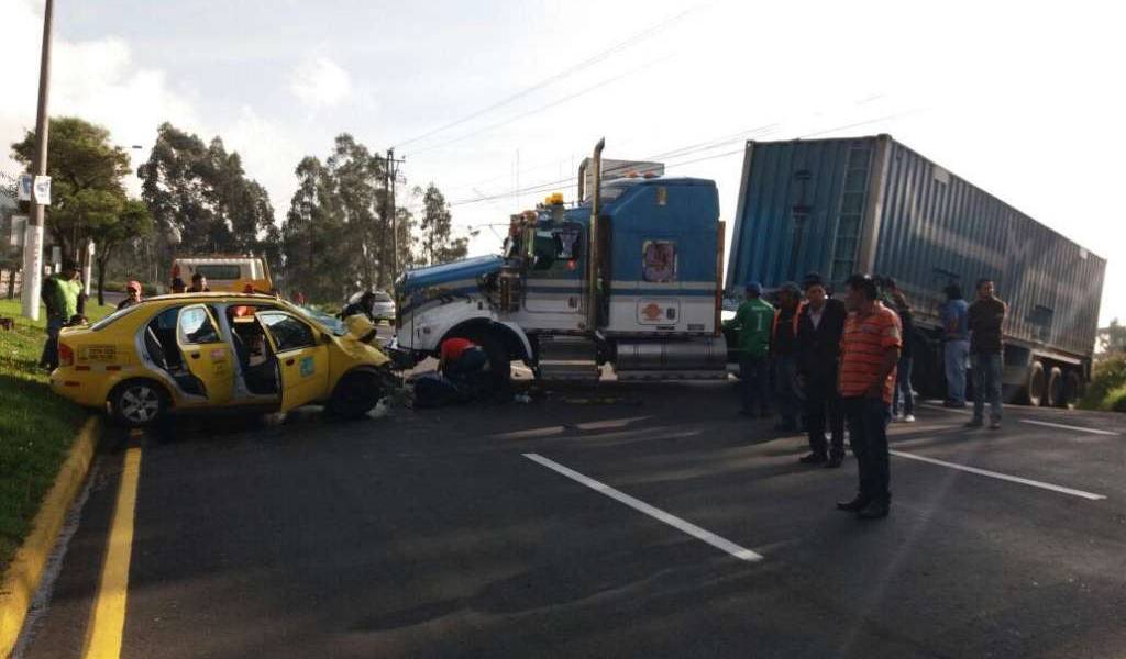 Accidente de tránsito entre un tráiler y un taxi deja un herido en vía hacia Quito