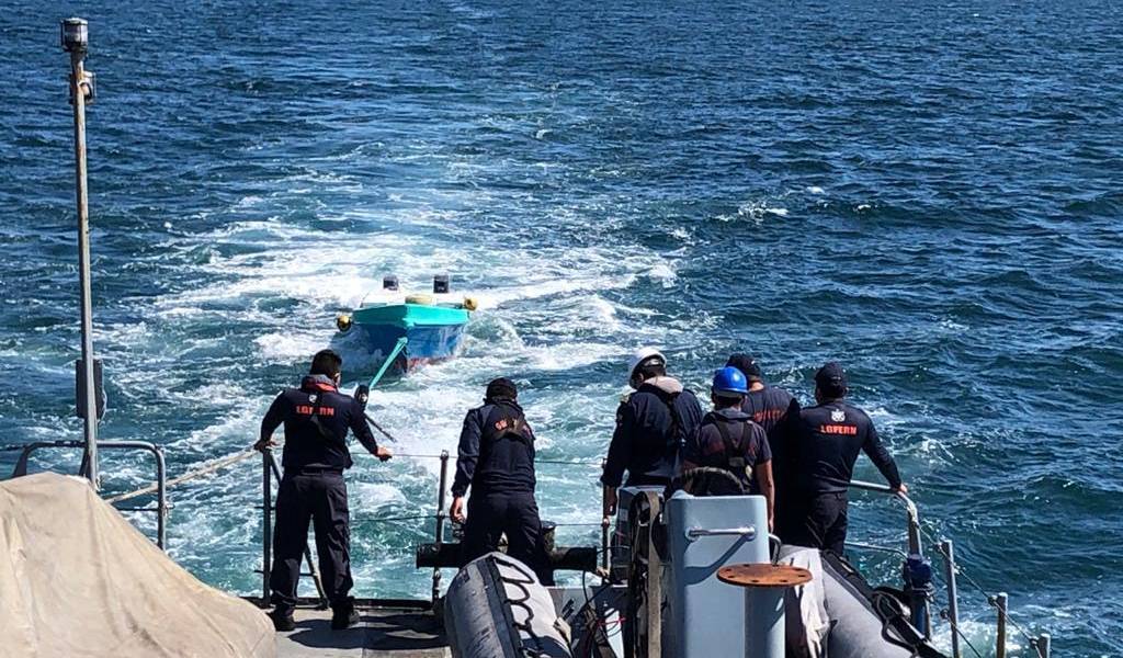 Armada rescata a tres personas náufragas en Galápagos