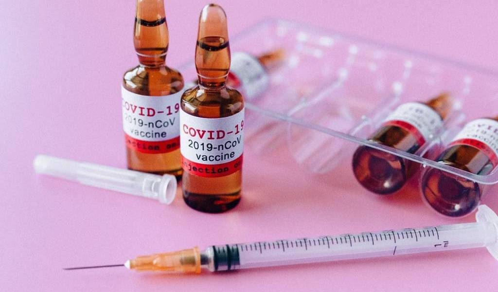 Panel en EEUU respalda vacuna de Pfizer